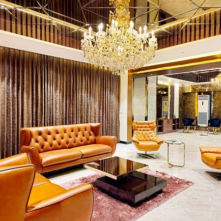 The Pentouz On 100 Feet Road Indiranagar - An Urban Luxury Retreat Lägenhet Bangalore Exteriör bild