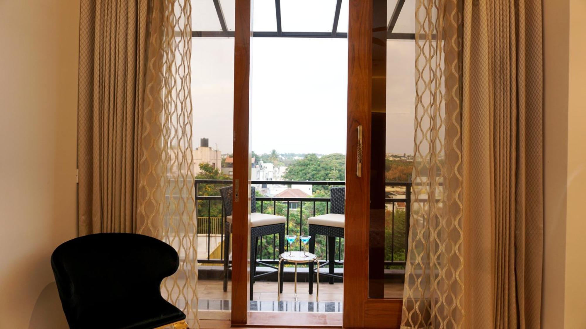 The Pentouz On 100 Feet Road Indiranagar - An Urban Luxury Retreat Lägenhet Bangalore Exteriör bild