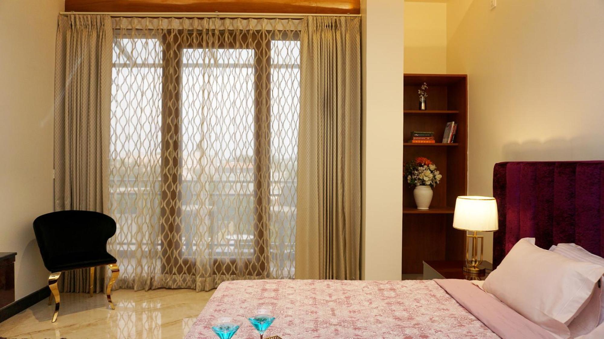 The Pentouz On 100 Feet Road Indiranagar - An Urban Luxury Retreat Lägenhet Bangalore Exteriör bild