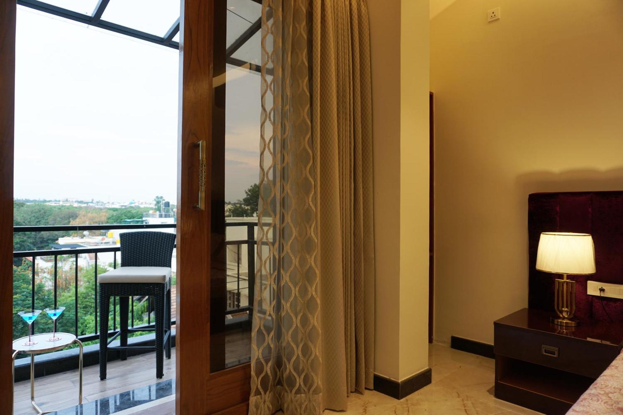 The Pentouz On 100 Feet Road Indiranagar - An Urban Luxury Retreat Lägenhet Bangalore Exteriör bild