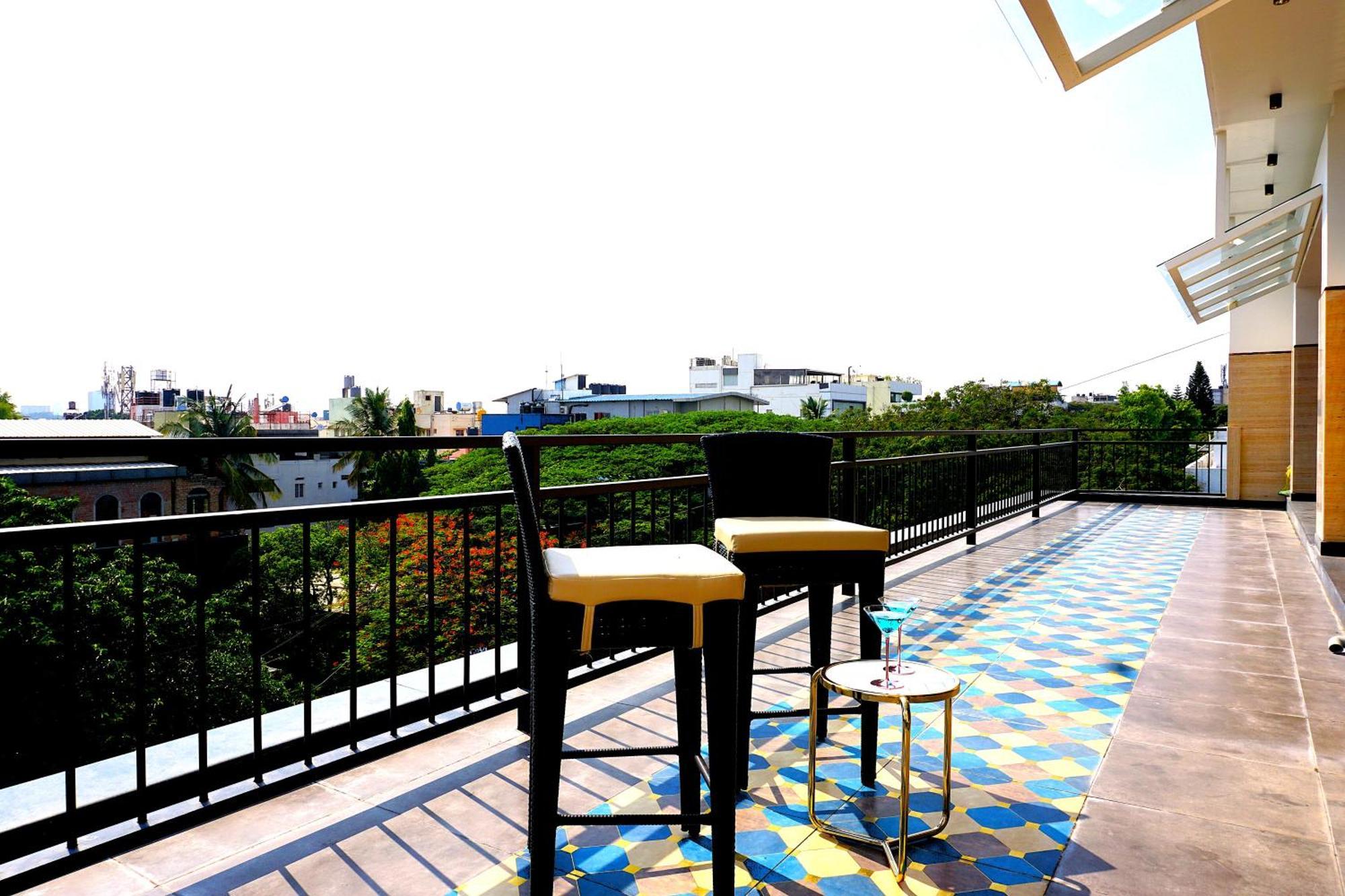 The Pentouz On 100 Feet Road Indiranagar - An Urban Luxury Retreat Lägenhet Bangalore Exteriör bild