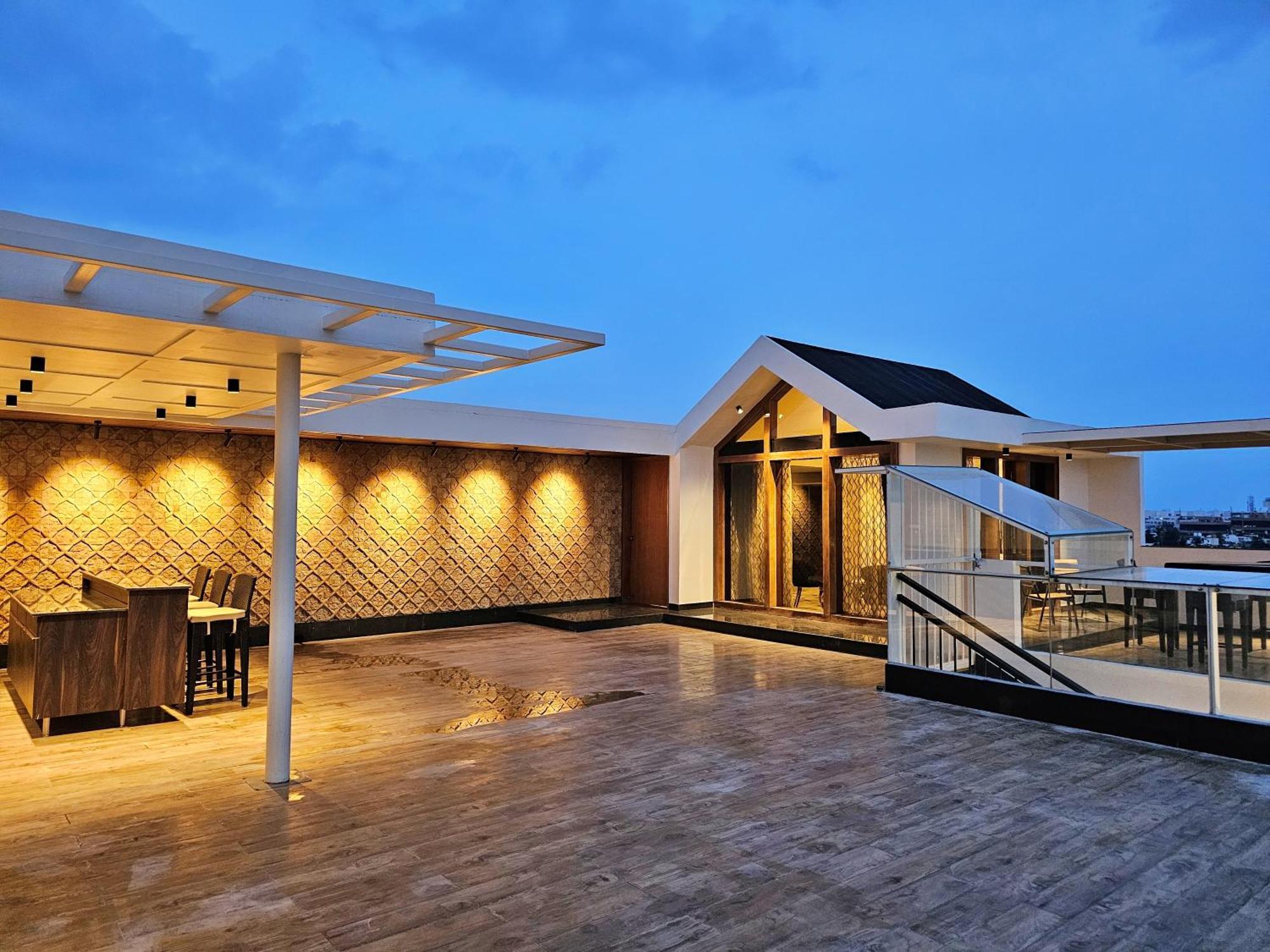 The Pentouz On 100 Feet Road Indiranagar - An Urban Luxury Retreat Lägenhet Bangalore Exteriör bild