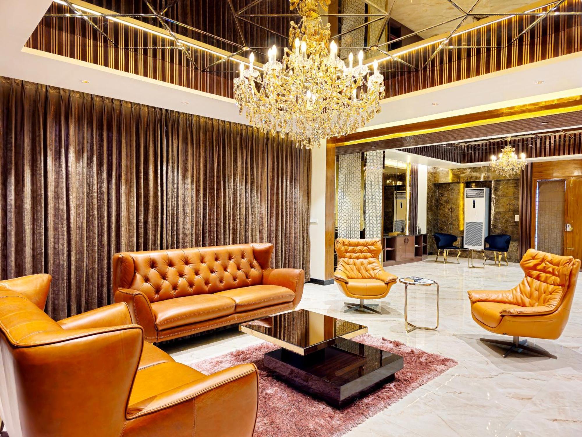 The Pentouz On 100 Feet Road Indiranagar - An Urban Luxury Retreat Lägenhet Bangalore Exteriör bild