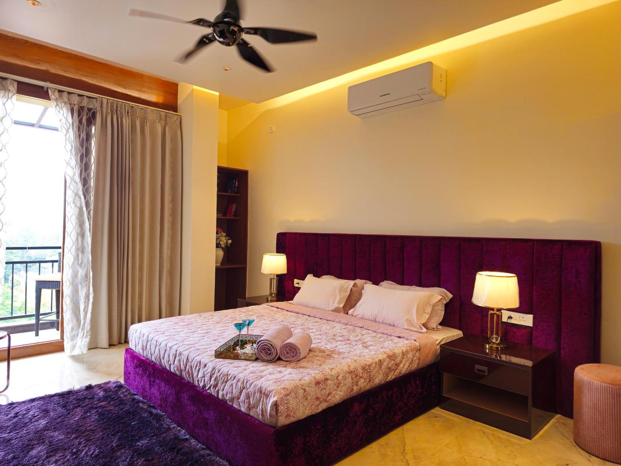 The Pentouz On 100 Feet Road Indiranagar - An Urban Luxury Retreat Lägenhet Bangalore Exteriör bild
