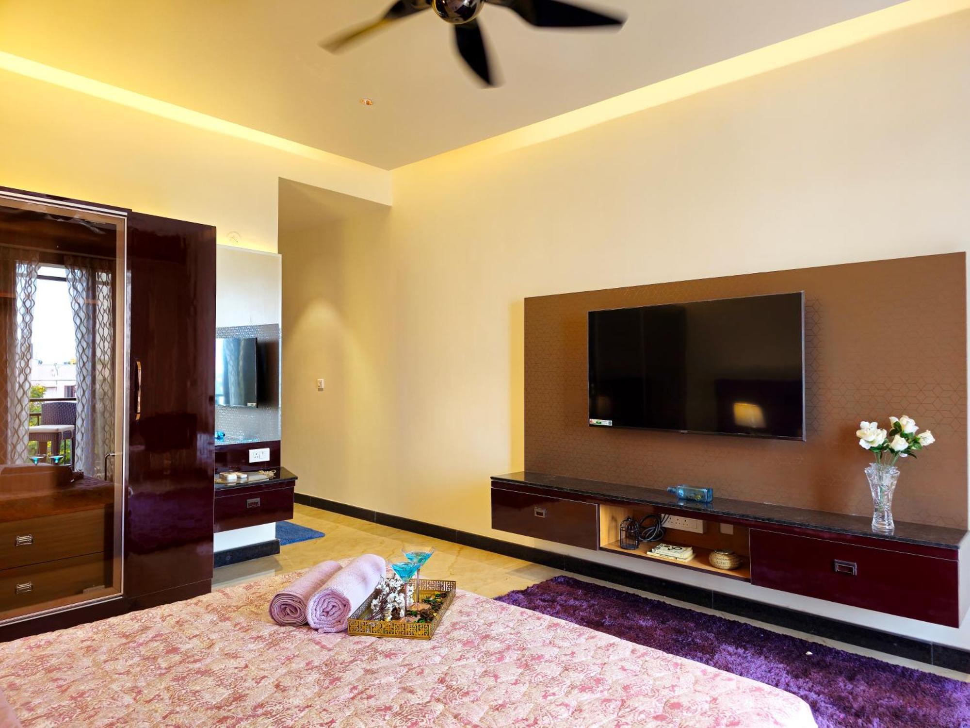 The Pentouz On 100 Feet Road Indiranagar - An Urban Luxury Retreat Lägenhet Bangalore Exteriör bild