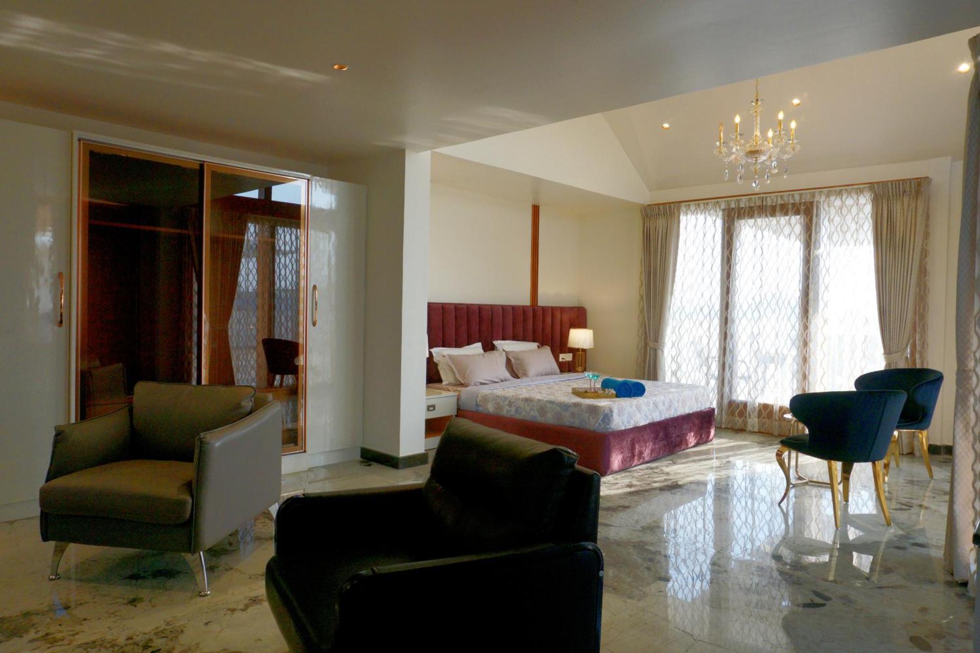 The Pentouz On 100 Feet Road Indiranagar - An Urban Luxury Retreat Lägenhet Bangalore Exteriör bild