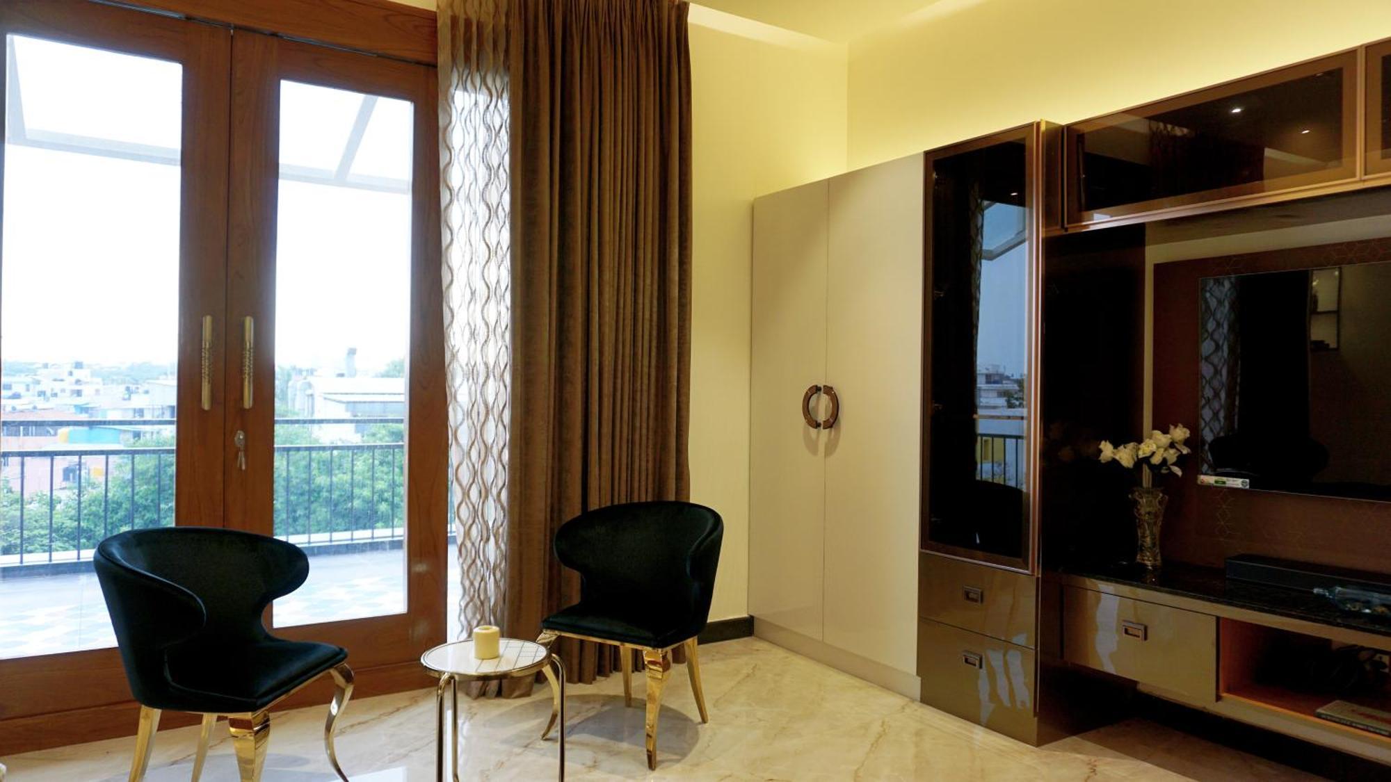 The Pentouz On 100 Feet Road Indiranagar - An Urban Luxury Retreat Lägenhet Bangalore Exteriör bild
