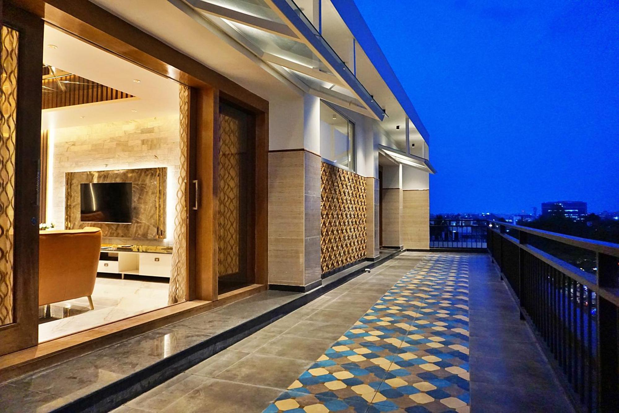 The Pentouz On 100 Feet Road Indiranagar - An Urban Luxury Retreat Lägenhet Bangalore Exteriör bild