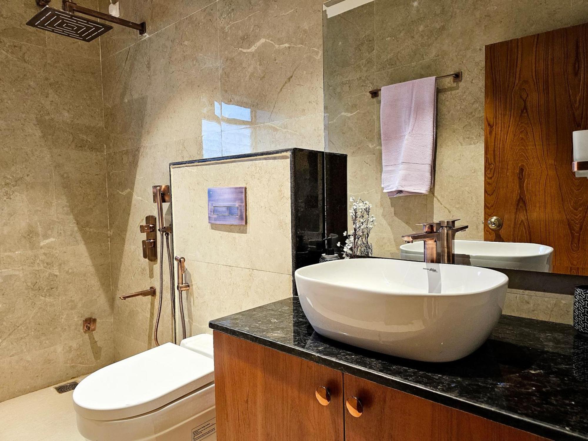 The Pentouz On 100 Feet Road Indiranagar - An Urban Luxury Retreat Lägenhet Bangalore Exteriör bild