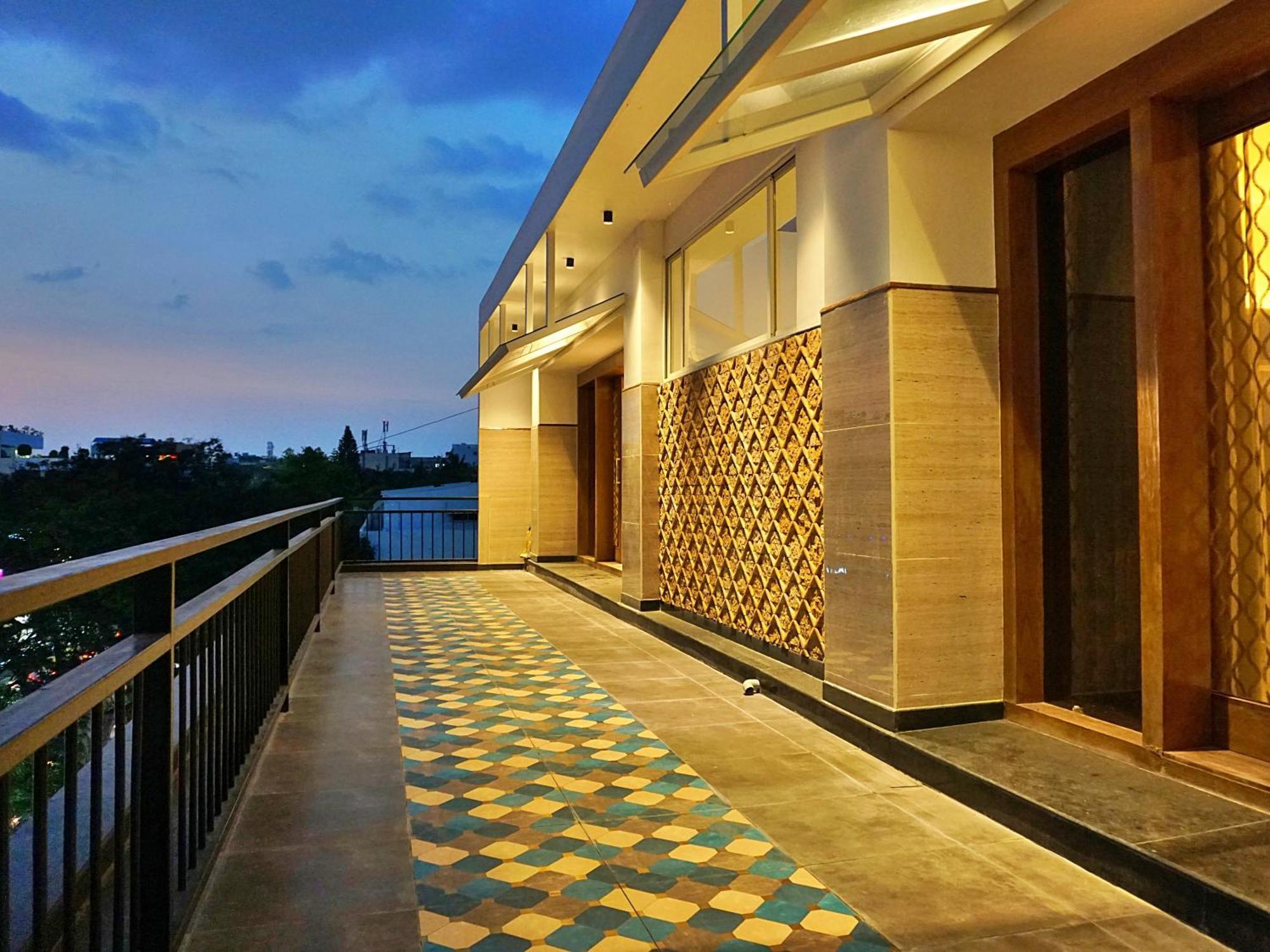 The Pentouz On 100 Feet Road Indiranagar - An Urban Luxury Retreat Lägenhet Bangalore Exteriör bild