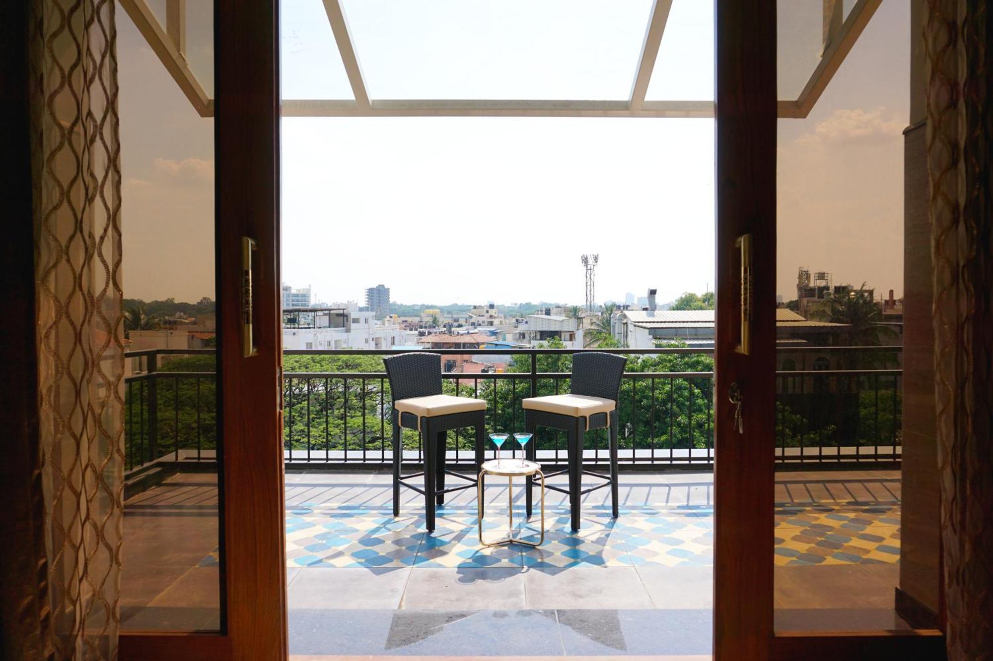 The Pentouz On 100 Feet Road Indiranagar - An Urban Luxury Retreat Lägenhet Bangalore Exteriör bild