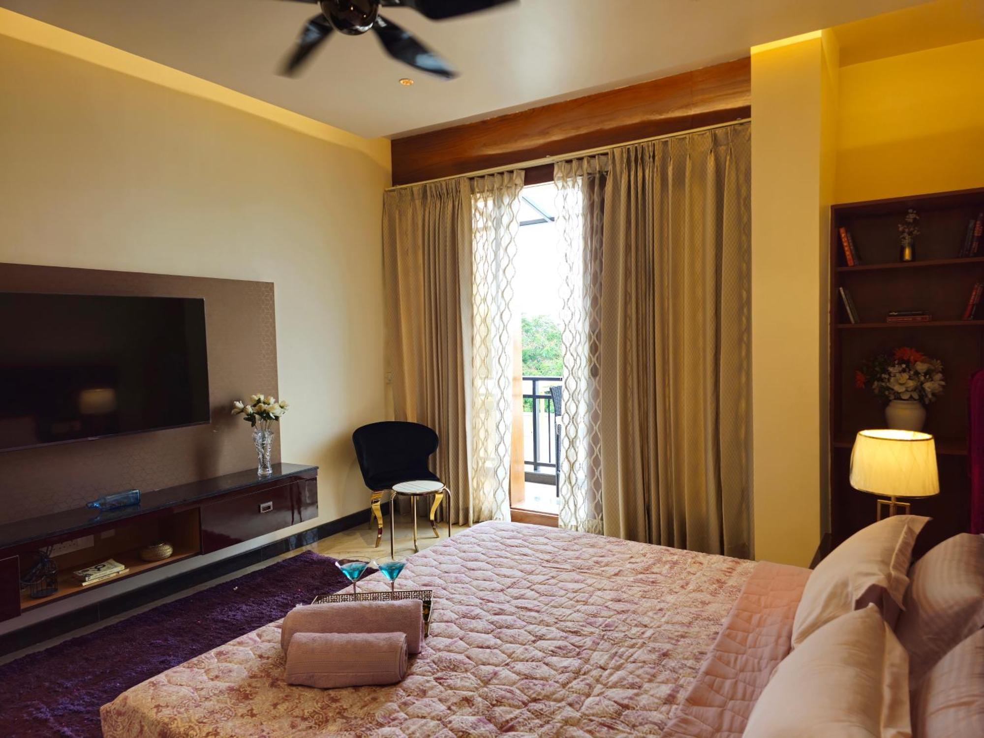 The Pentouz On 100 Feet Road Indiranagar - An Urban Luxury Retreat Lägenhet Bangalore Exteriör bild