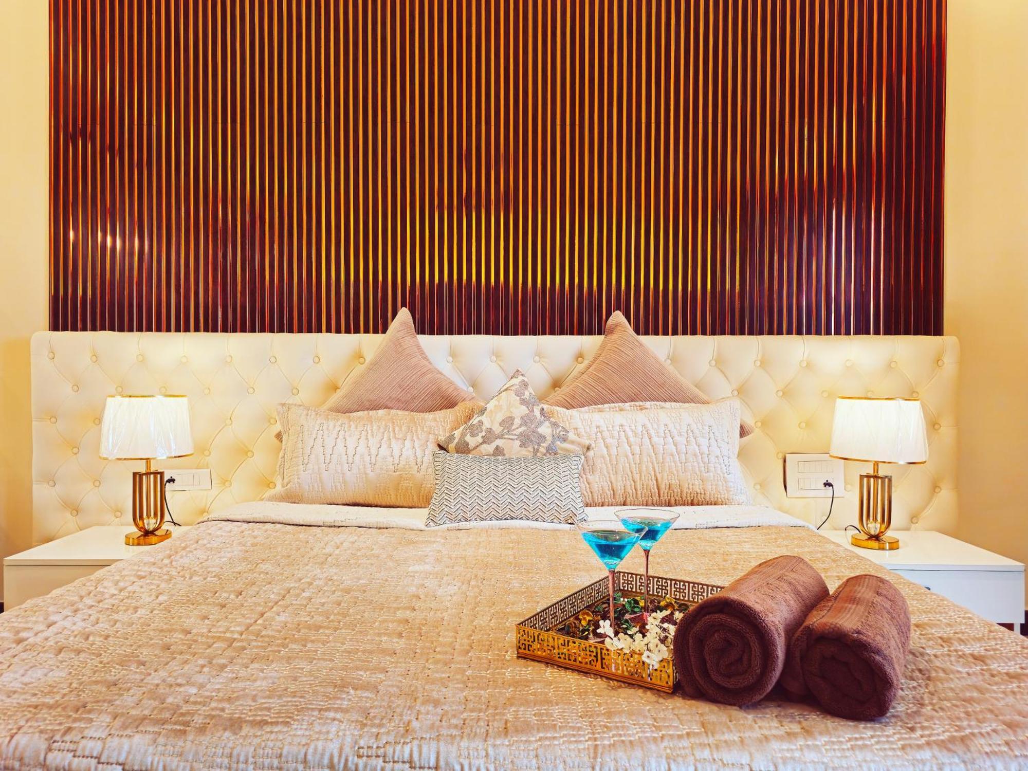 The Pentouz On 100 Feet Road Indiranagar - An Urban Luxury Retreat Lägenhet Bangalore Exteriör bild